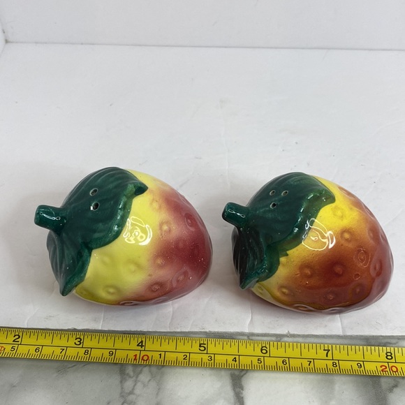 Vintage Salt and Pepper Shakers Strawberries - Picture 7 of 7